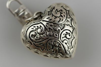 Wie trage ich Schmuck richtig ohne overdressed zu wirken?